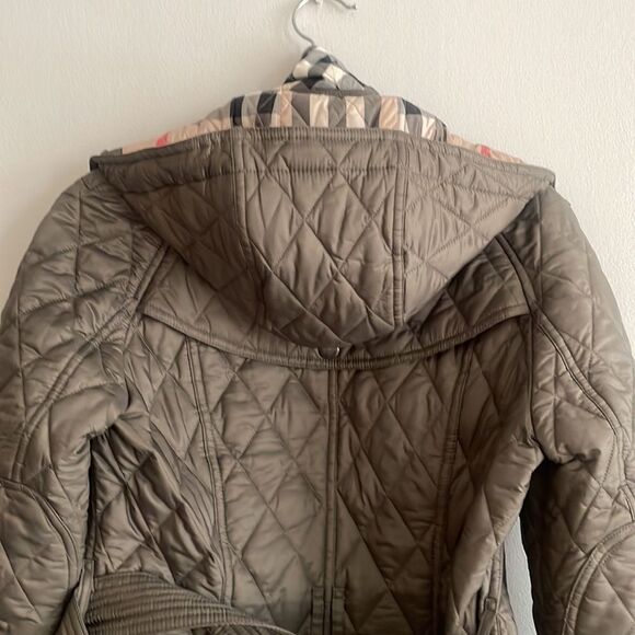 - Burberry Finsbridge Belted
Quilted Jacket. Pristine condition with tags - Picture 6 of 8